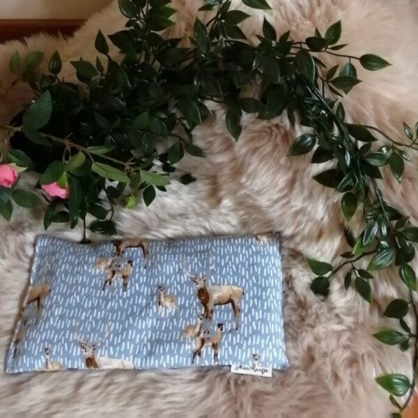 Handgemaakt biologisch kersenpitkussen model picolo, hertjes blauw.