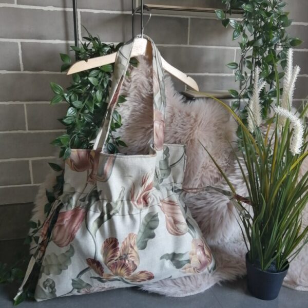 Trendy Totes model Rose