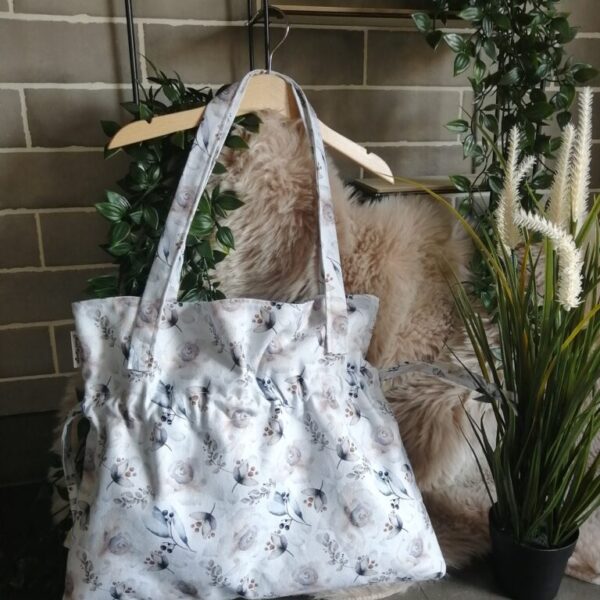 Trendy Totes model Rose