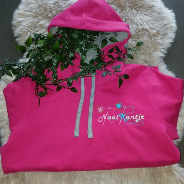 Bedrijfslogo voorkant op hoody sweater.