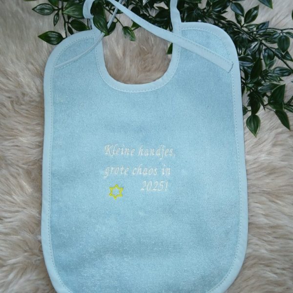Slabbetje met koordjes : Kleine handjes, grote chaos in 2025!