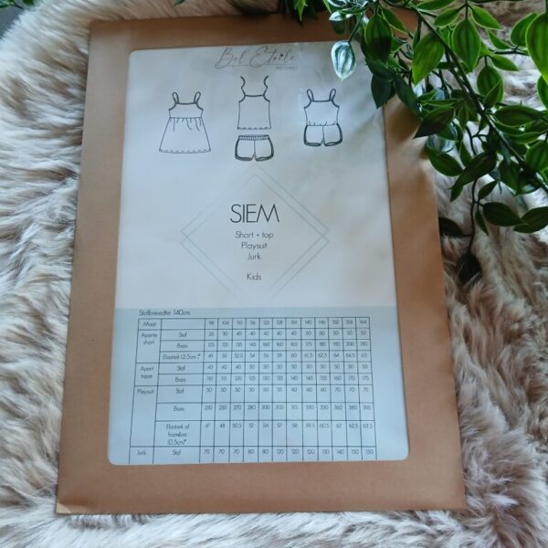 Papieren naaipatroon van Bel Etoile Siem : Short, Top, Playsuit en Jurk