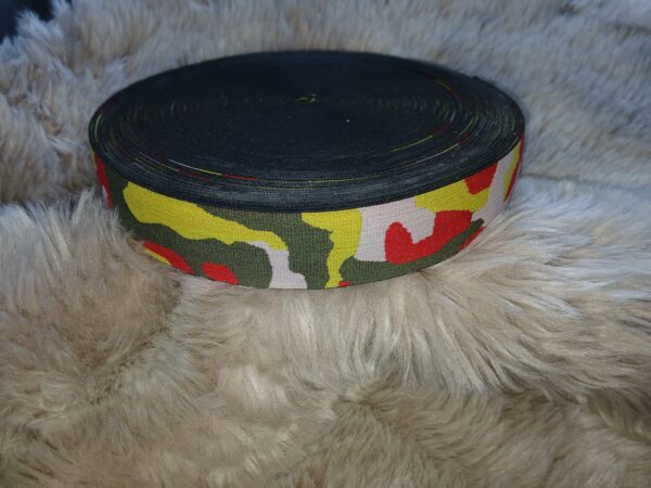 Taille sierelastiek Legerprint rood, 4 cm.