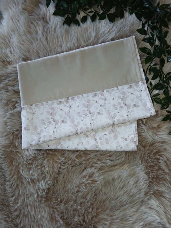 Laken voor wieg met sierboord : eucalyptus / sand.