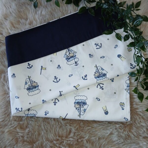Laken voor kinderwagen met sierboord : beertje met boot.