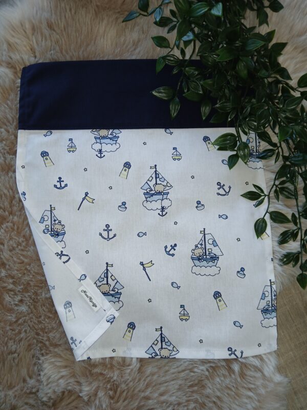 Poppenlaken met sierboord : beertje met boot.
