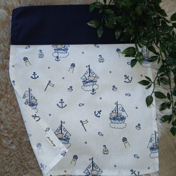 Poppenlaken met sierboord : beertje met boot.