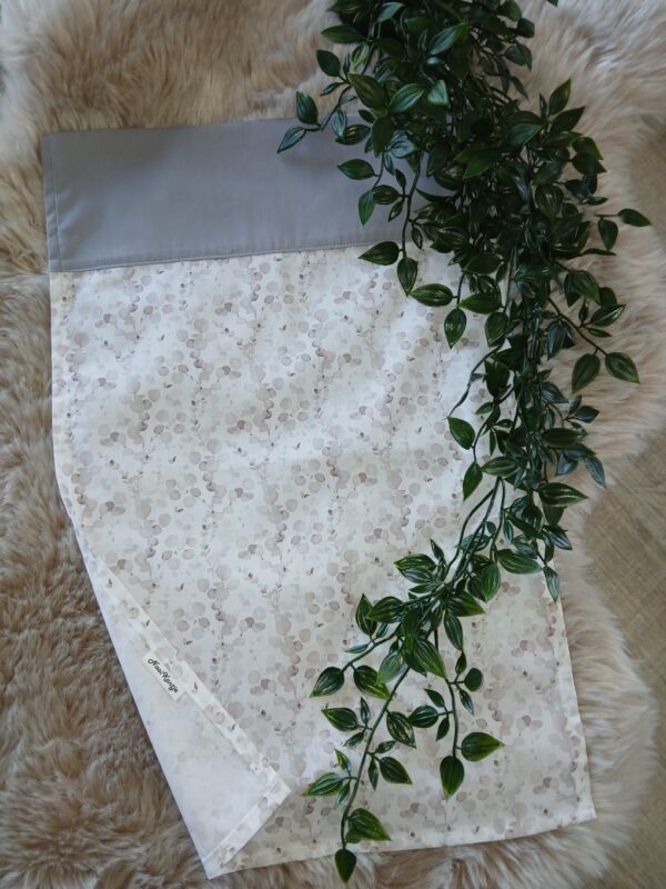Poppenlaken met sierboord : eucalyptus.