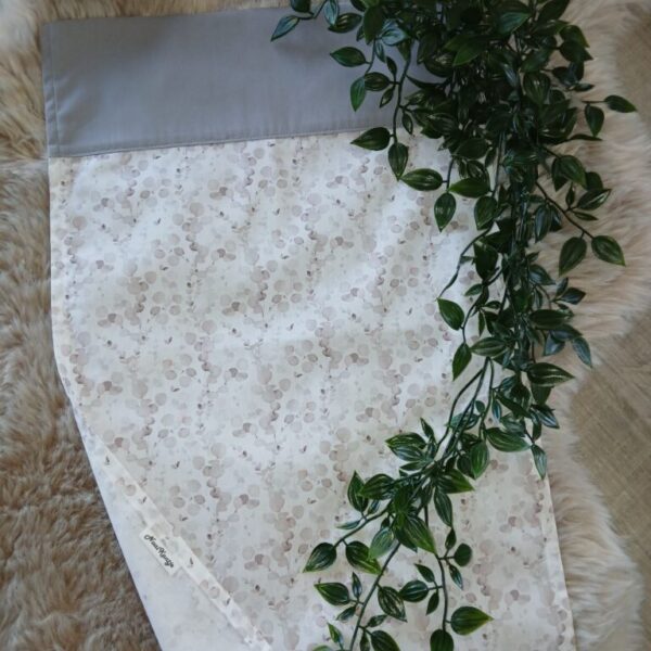 Poppenlaken met sierboord : eucalyptus.